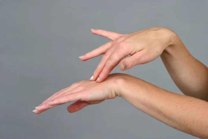 O cauză a amorțelii poate fi sindromul de tunel carpian, care produce amețeli, furnicături și mici dureri la nivelul degetelor și palmei.www.clicksanatate.ro