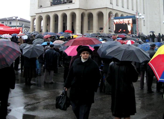 Arad: Catedrală neîncăpătoare în zi de sărbătoare