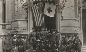 Colonelul Henry W. Anderson, șeful Comisiei Balcanice a Crucii Roșii Americane, împreună cu personalul său, în fața sediului din București, în 1920 (© Library of Congress)