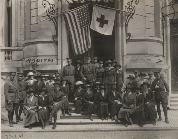 Colonelul Henry W. Anderson, șeful Comisiei Balcanice a Crucii Roșii Americane, împreună cu personalul său, în fața sediului din București, în 1920 (© Library of Congress)
