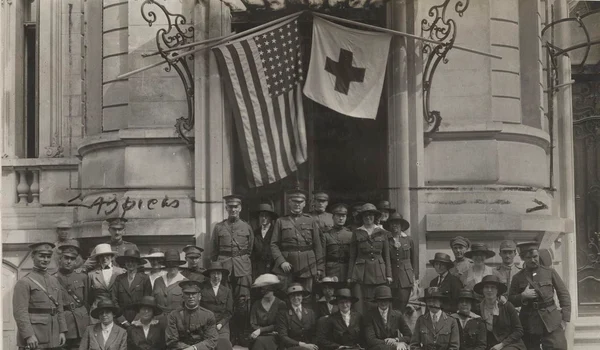 Colonelul Henry W. Anderson, șeful Comisiei Balcanice a Crucii Roșii Americane, împreună cu personalul său, în fața sediului din București, în 1920 (© Library of Congress)
