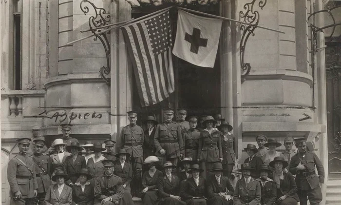 Colonelul Henry W. Anderson, șeful Comisiei Balcanice a Crucii Roșii Americane, împreună cu personalul său, în fața sediului din București, în 1920 (© Library of Congress)