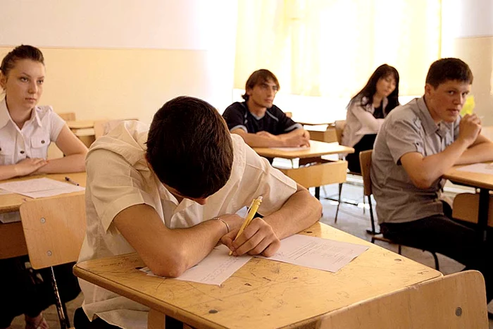 Absolvenţii de clasa a VIII-a au dat ieri ultima probă, la Matematică