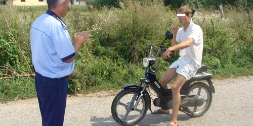 Un minor de 16 ani conducând băut un motoscuter, a accidentat o fetiţă de zece ani (foto arhiva)