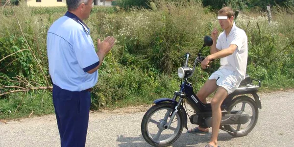 Un minor de 16 ani conducând băut un motoscuter, a accidentat o fetiţă de zece ani (foto arhiva)