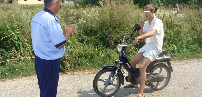 Un minor de 16 ani conducând băut un motoscuter, a accidentat o fetiţă de zece ani (foto arhiva)