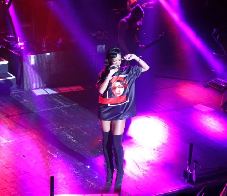 Rihanna a purtat un tricou imprimat cu un chip misterios. (Foto: Dan Finţescu / Kiss FM)