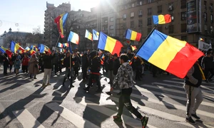 Reprezentanți ai partidului AUR și simpatizanți ai acestora și ai candidatului independent Călin Georgescu participă la o acțiune de protest cu titlul „Miting pentru democrație“ în București. FOTO Inquam Photos / George Călin