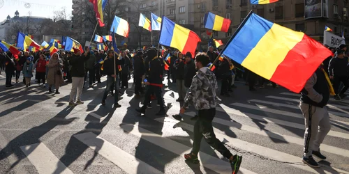 Reprezentanți ai partidului AUR și simpatizanți ai acestora și ai candidatului independent Călin Georgescu participă la o acțiune de protest cu titlul „Miting pentru democrație“ în București. FOTO Inquam Photos / George Călin