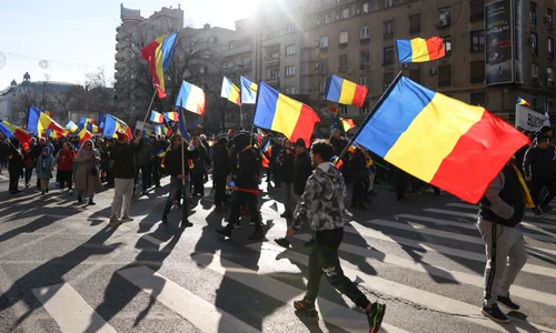Reprezentanți ai partidului AUR și simpatizanți ai acestora și ai candidatului independent Călin Georgescu participă la o acțiune de protest cu titlul „Miting pentru democrație“ în București. FOTO Inquam Photos / George Călin