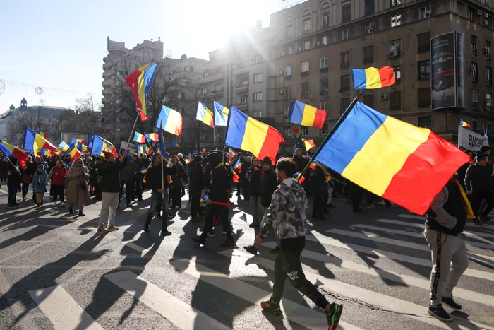 Reprezentanți ai partidului AUR și simpatizanți ai acestora și ai candidatului independent Călin Georgescu participă la o acțiune de protest cu titlul „Miting pentru democrație“ în București. FOTO Inquam Photos / George Călin