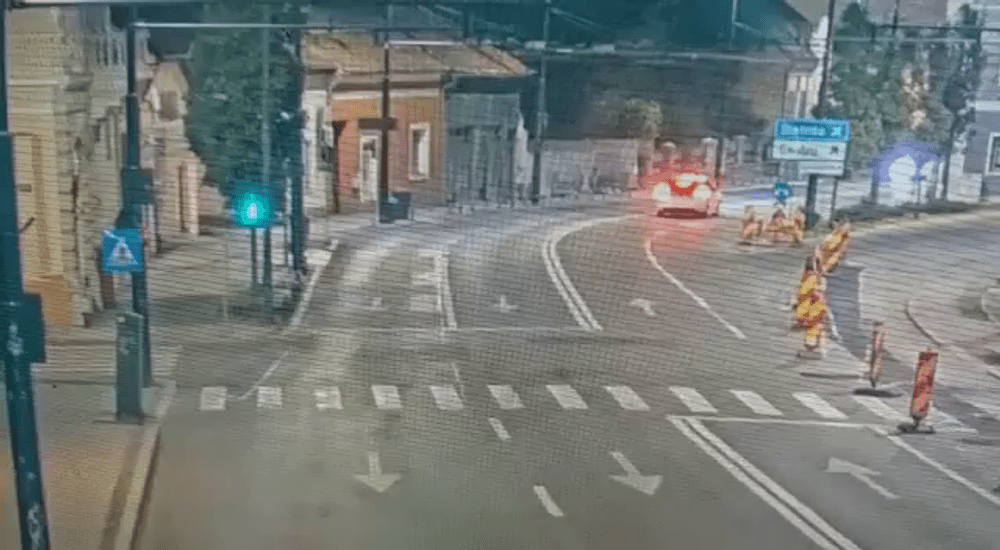 VIDEO Accidentul teribil din Cluj-Napoca, surprins de camere de supraveghere. Motorul BMW-ului a zburat la câțiva metri 