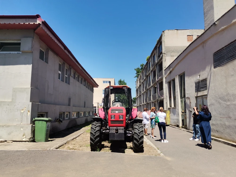 tractor_modern_in_curte_liceu_agricol_braila_foto_alina_mitran