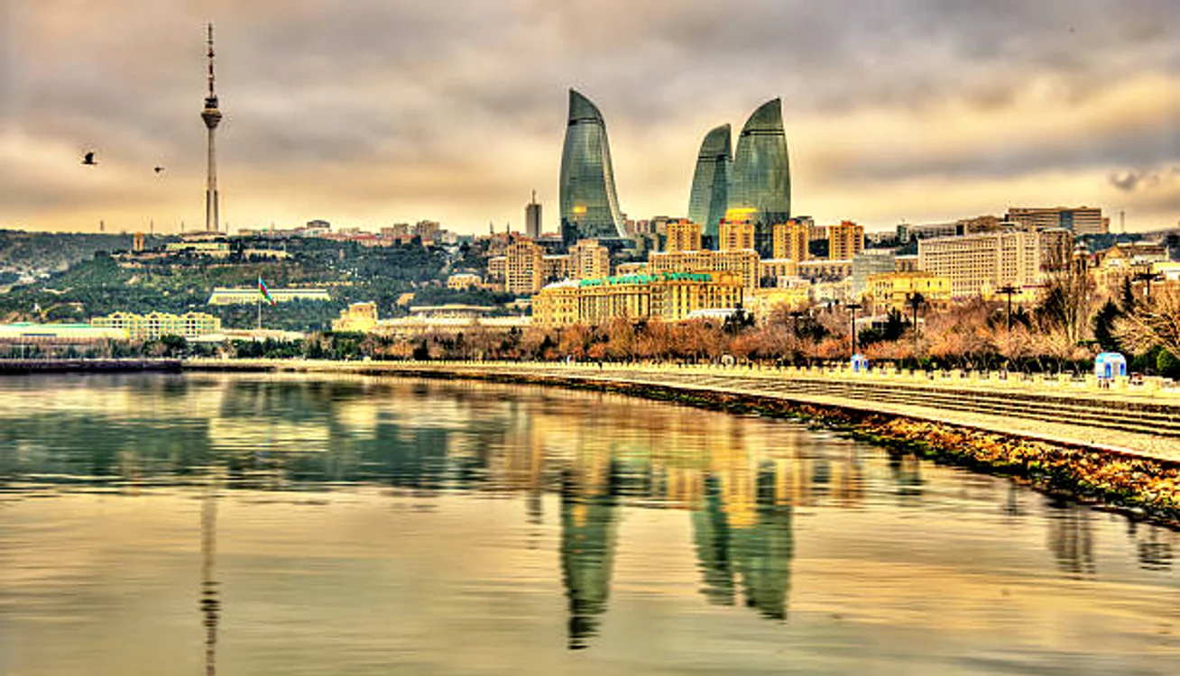 Un zbor direct spre Baku este disponibil românilor / foto: IStock