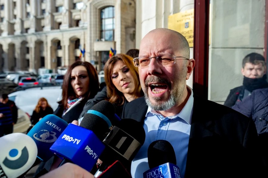Cel mai agresiv viceprimar al Bucureștiului, decorat de președintele României. În 2020, Bădulescu a postat o fotografie trucată cu Iohannis în chip de Hitler