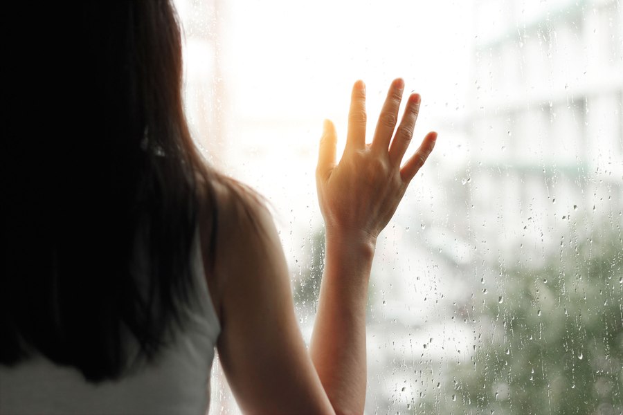 O femeie îi cere, în instanță, bărbatului care i-a spus că o iubește, banii trimiși timp de 4 ani din străinătate