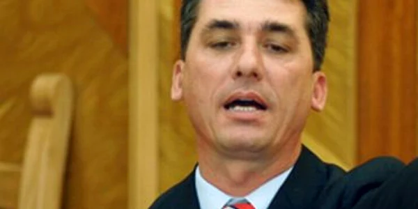 Funcţionarii publici intenţionează să dea în judecată Guvernul Boc