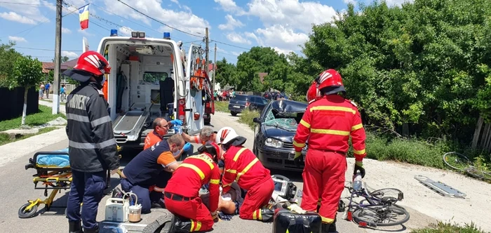 Echipajele de prim-ajutor nu l-au mai putut salva pe bărbatul care circula cu bicicleta FOTO: martor