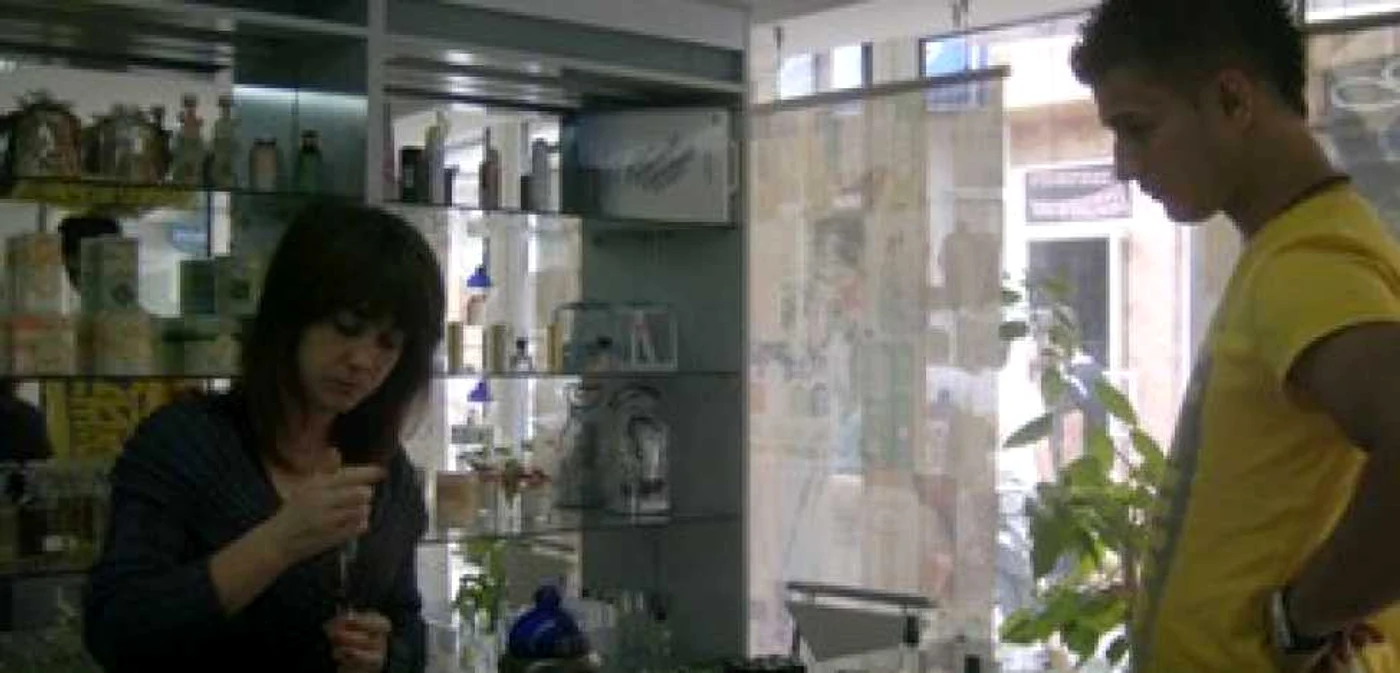 Galaţi: Magazinele de parfumuri "la bidon" vând mărci celebre contrafăcute