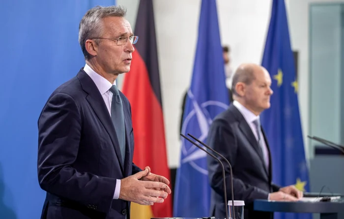 Jens Stoltenberg (primul din imagine) şi Olaf Scholz în conferinţă de presă la Berlin FOTO EPA-EFE