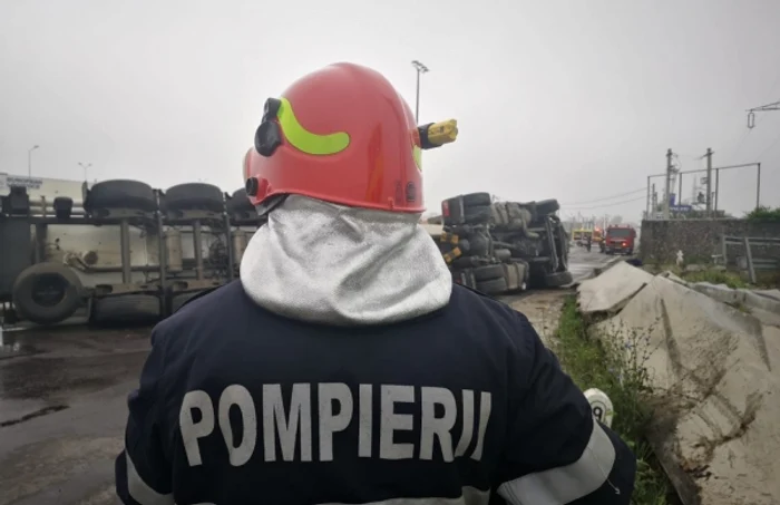 O cisternă cu combustibil s-a răsturnat pe la iesirea de le A1 Bucureşti-Piteşti, spre Bascov