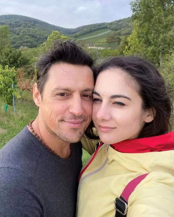 
    Daniel regretă că iubita  lui nu a ajuns până  acum în Dominicană  