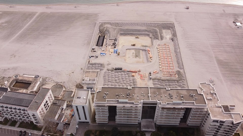 Dezastru pe plaja din Mamaia: un hectar de nisip excavat pentru o piscină. Dezastru pe plaja din Mamaia: un hectar de nisip excavat pentru o piscină.