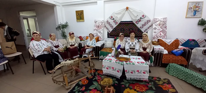 Ecaterina Hulea și o parte din ansamblul Glasul Odăieșilor FOTO: Arhivă Personală