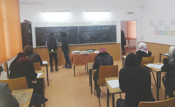 Sătenii şi-au luat inima-n dinţi şi urmează clasele primare. Foto: adevarul.ro