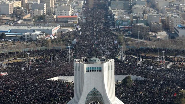 VIDEO/ Zeci de oameni au murit într o busculadă formată la procesiunea de înmormântare a generalului Soleimani din Iran jpeg