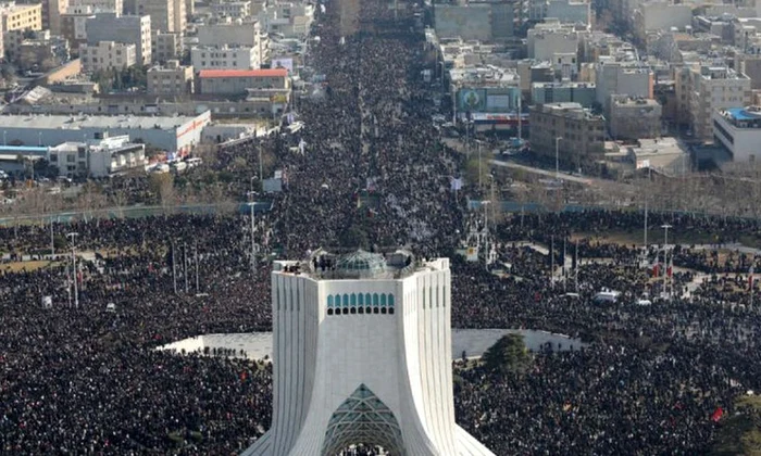 VIDEO/ Zeci de oameni au murit într o busculadă formată la procesiunea de înmormântare a generalului Soleimani din Iran jpeg