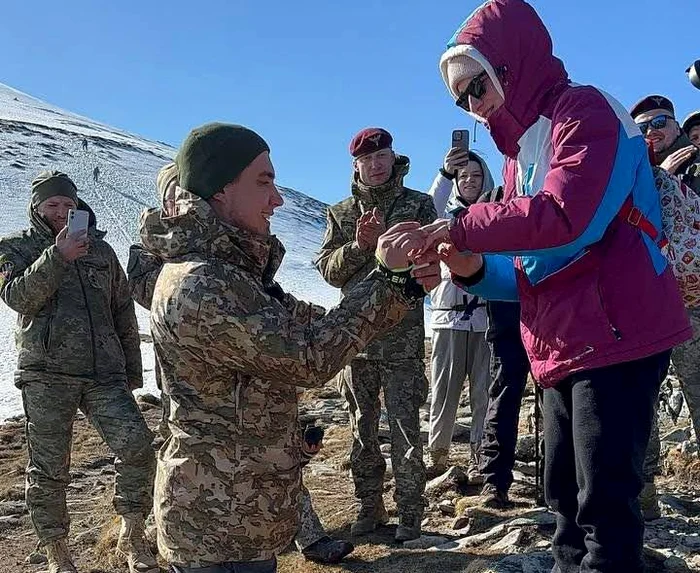 Soldatul și-a cerut iubita în căsătorie  FOTO: FB