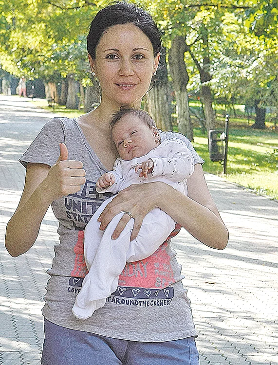 
    Mariana Mocăneaţă,  32 de ani, va sta acasă  un an cu Diana  (Fotografii: Dan Bistriţeanu)  