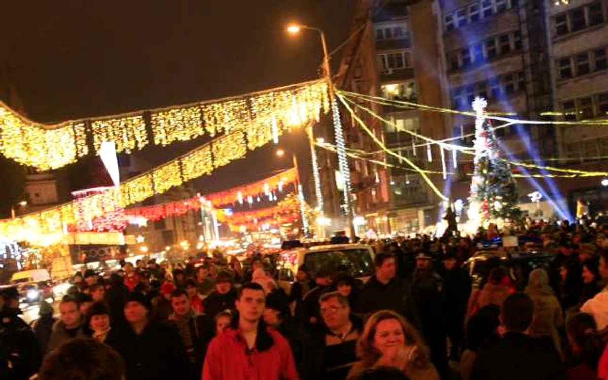 În această seară se aprind beculeţele de Sărbători