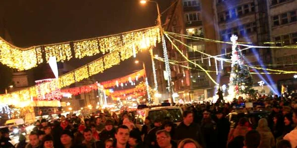 În această seară se aprind beculeţele de Sărbători
