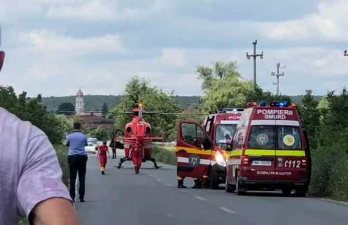 Medicii au apelat la elicopterul SMURD pentru ca băiatul rănit să ajungă cât mai repede la spital. FOTO: Grupul Facebook Info Trafic Bihor/ Iulia Iagher