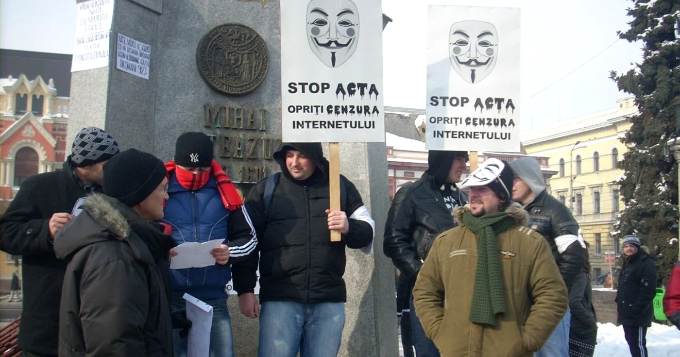Protestatarii au purtat măști și pancarte anti ACTA