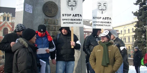 Protestatarii au purtat măști și pancarte anti ACTA 