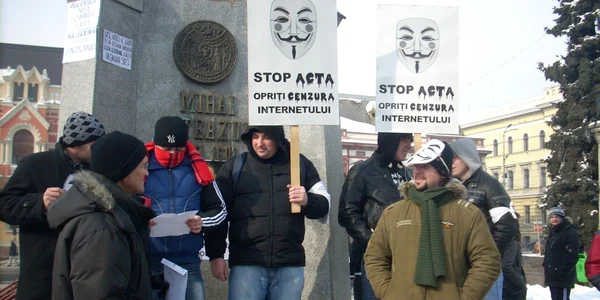 Protestatarii au purtat măști și pancarte anti ACTA 