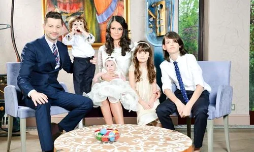 Anca Serea şi Adrian Sînă, alături de cei patru copii jpeg