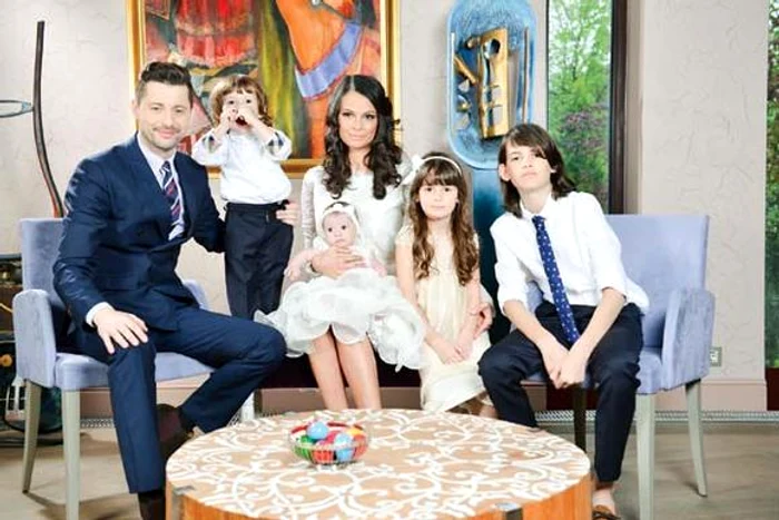 Anca Serea şi Adrian Sînă, alături de cei patru copii