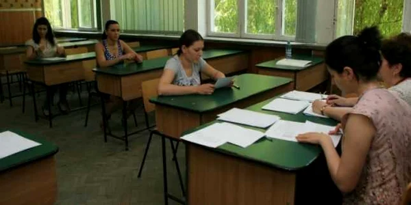 Absolvenţii de clasa a-XII-a sunt în febra examenelor Foto
