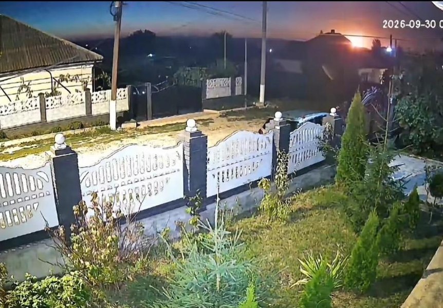 Momentul exploziei unei drone care s-a prăbușit miercuri în Republica Moldova, surprins de o cameră de supraveghere