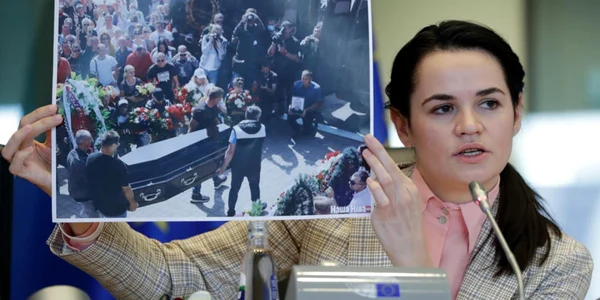 Svetlana Tihanovskaia aratand o fotografie din timpul inmormantarii unei victime a reprimarii duse de regimul Lukasenko FOTO EPA-EFE