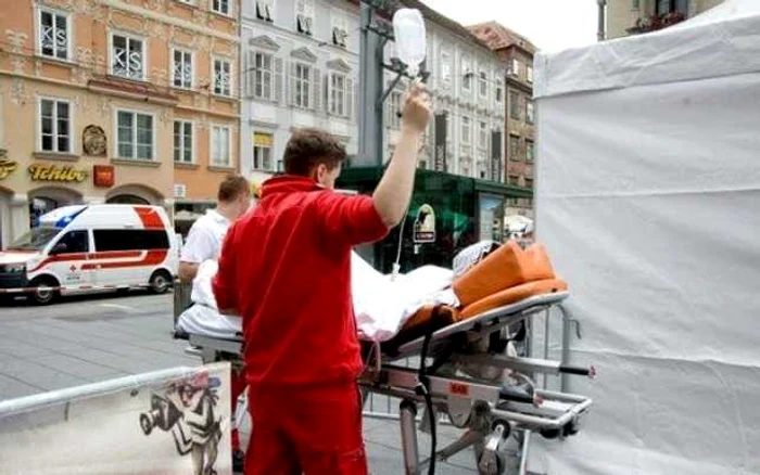 Echipele de salvare dau primul ajutor victimelor