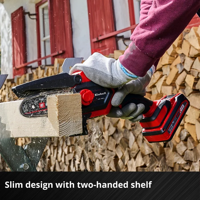 Drujbă Einhell pentru uz casnic în acțiune debitând lemne pentru foc Foto Argos