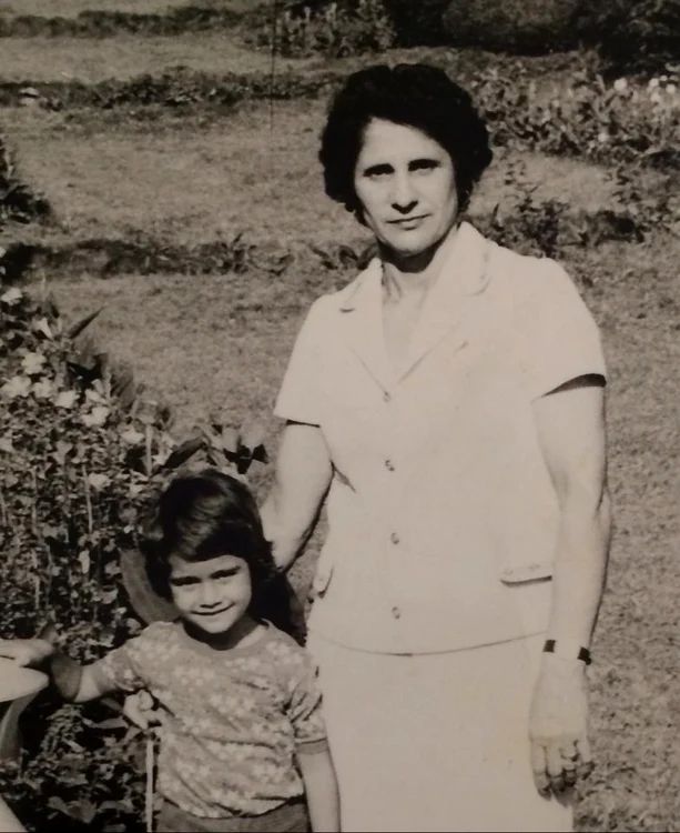 Andreea Berecleanu alături de bunica ei când era mică