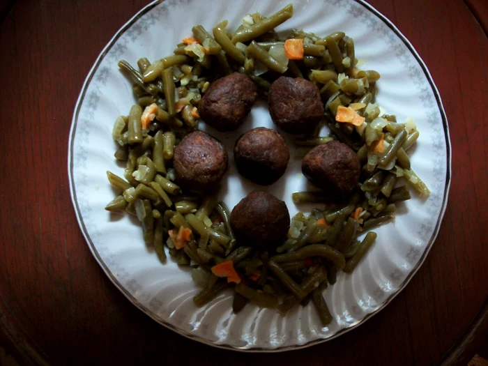 
    Chifteluțe de pipet de pui cu fasole verde  