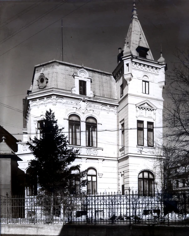 Cel dintâi sediu al Societăţii Române de Radiodifuziune, de pe strada General Berthelot nr. 60; în dimineaţa zilei de 24 august, clădirea monumentală a radioului a fost bombardată în mai multe rânduri de germani