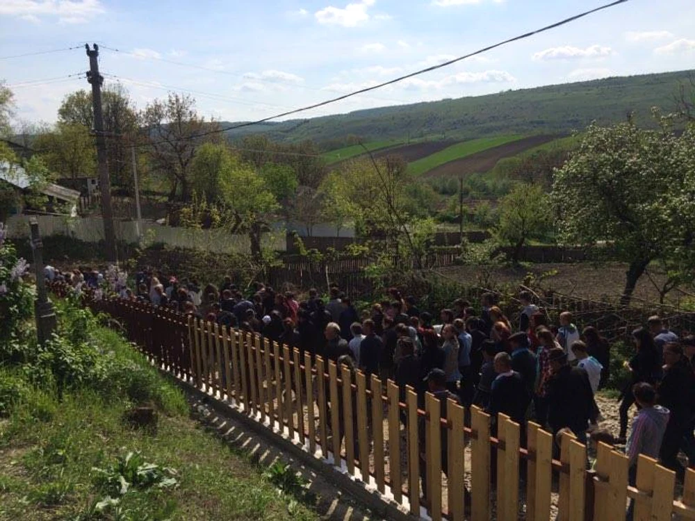 Sute de săteni au participat la funeraliile lui Andrei